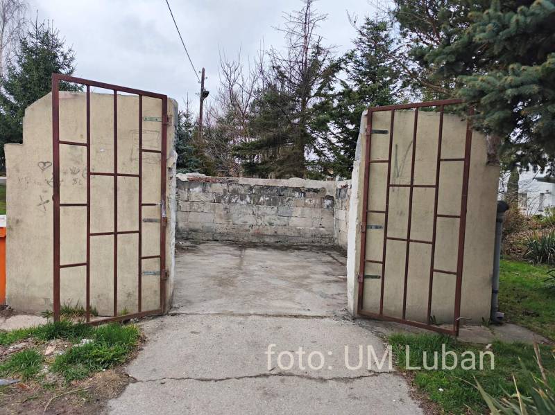 spalony boks śmietnikowy na Osiedlu Fabrycznym